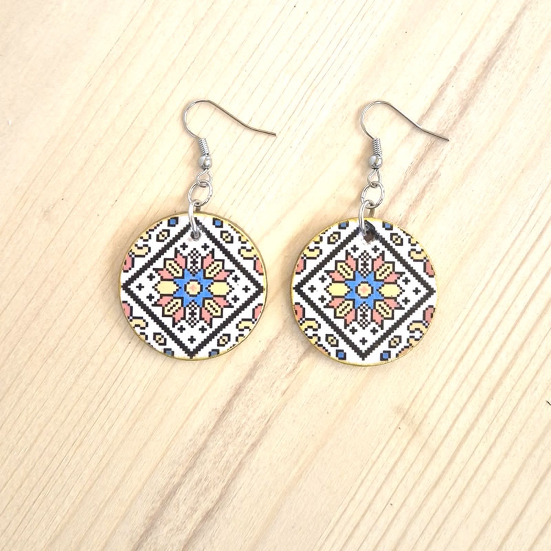 Cercei din lemn cu model traditional - 133707 - bijuterii - cercei - cercei din lemn - Artynos.ro