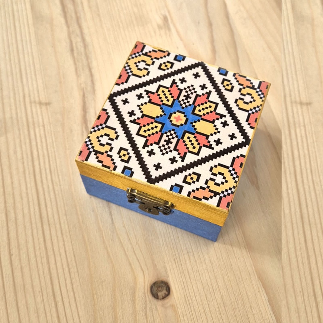 Cutie decorativa patrata din lemn cu model traditional 130636 - bijuterii - suporturi și cutii de bijuterii - cutii de bijuterii - Artynos.ro