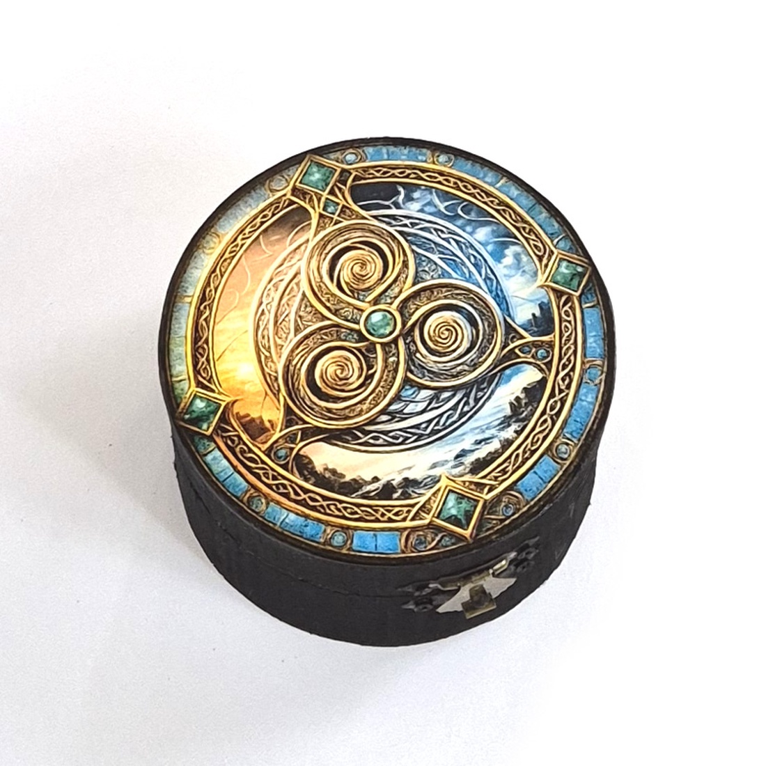 Cutie rotundă din lemn cu motive celtice (triskelion) 124737 - bijuterii - suporturi și cutii de bijuterii - cutii de bijuterii - Artynos.ro