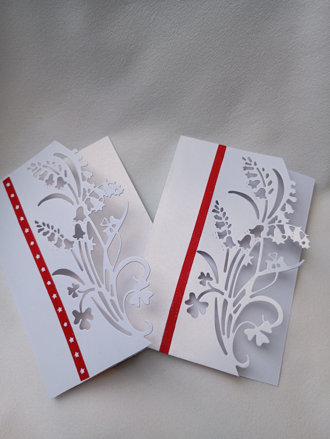 Felicitare alba cu flori de primavara in relief - casă & stil de viață - produse de papetărie - invitații, felicitări - Artynos.ro