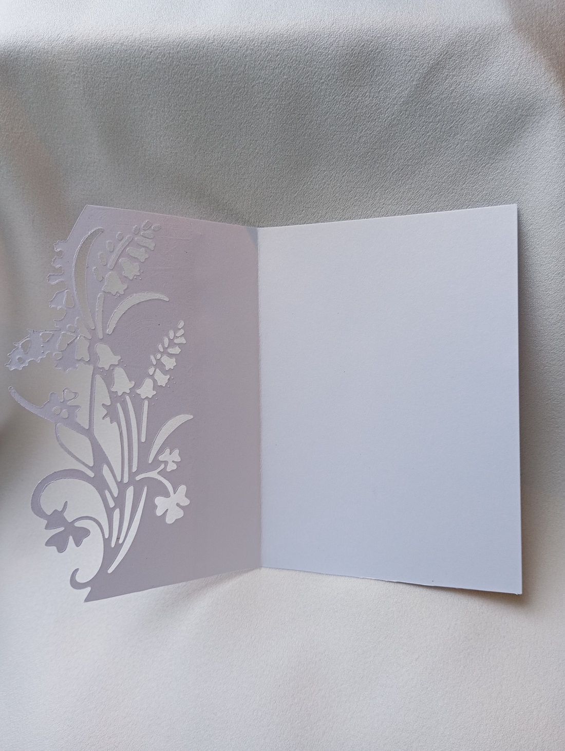 Felicitare alba cu flori de primavara in relief - casă & stil de viață - produse de papetărie - invitații, felicitări - Artynos.ro