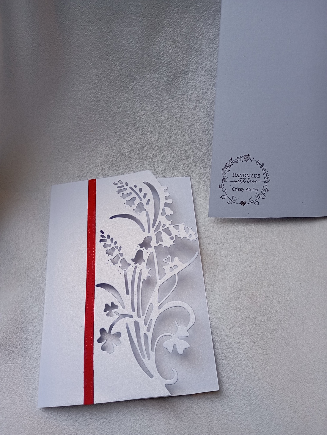 Felicitare alba cu flori de primavara in relief - casă & stil de viață - produse de papetărie - invitații, felicitări - Artynos.ro