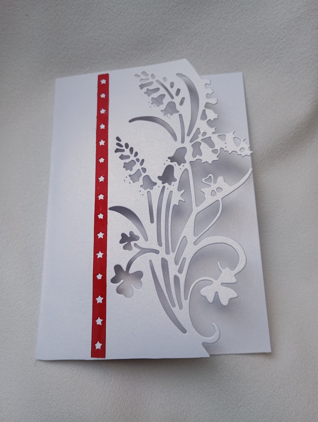 Felicitare alba cu flori de primavara in relief - casă & stil de viață - produse de papetărie - invitații, felicitări - Artynos.ro