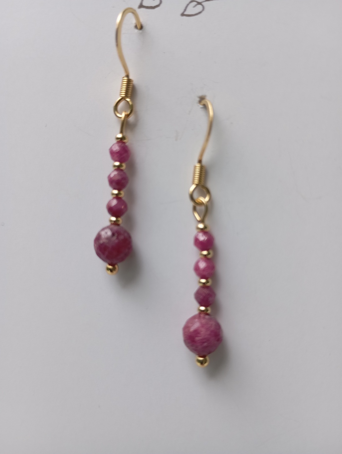 Cercei cu margele brute Rubin 5 mm si tortite placate cu aur 18K - bijuterii - cercei - cercei din pietre semiprețioase - Artynos.ro