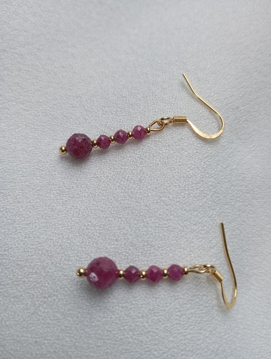 Cercei cu margele brute Rubin 5 mm si tortite placate cu aur 18K - bijuterii - cercei - cercei din pietre semiprețioase - Artynos.ro
