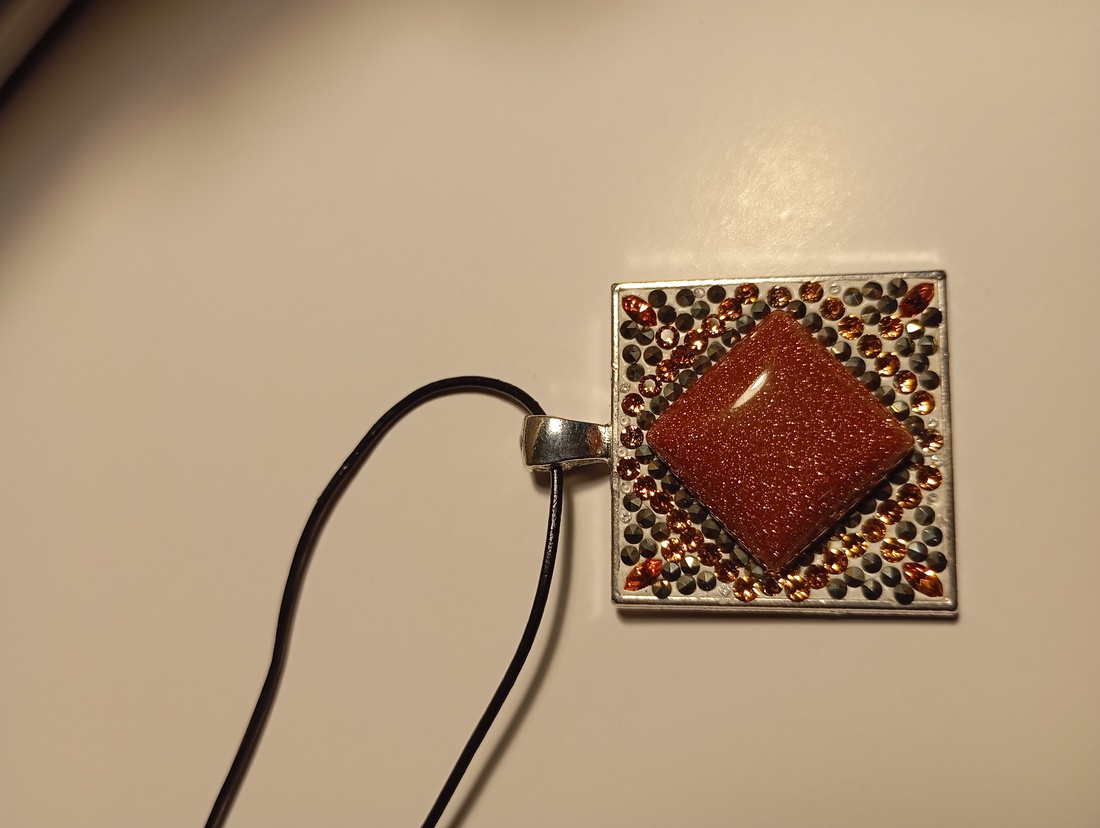 Pandantiv cu Piatra Soarelui 2 cm si marcasite 1,2 mm - bijuterii - coliere - coliere cu pandative - Artynos.ro