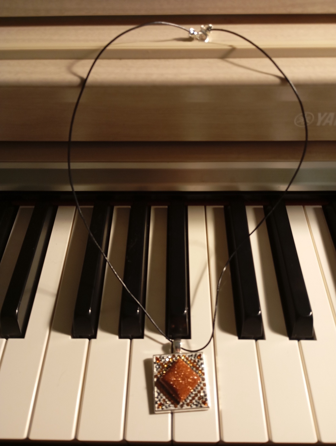 Pandantiv cu Piatra Soarelui 2 cm si marcasite 1,2 mm - bijuterii - coliere - coliere cu pandative - Artynos.ro