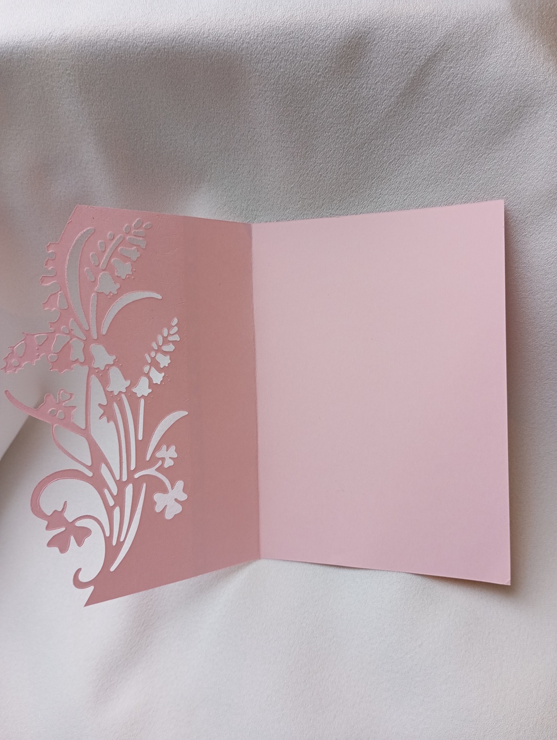 Felicitare roz, decupata, cu flori de primavara - casă & stil de viață - produse de papetărie - invitații, felicitări - Artynos.ro