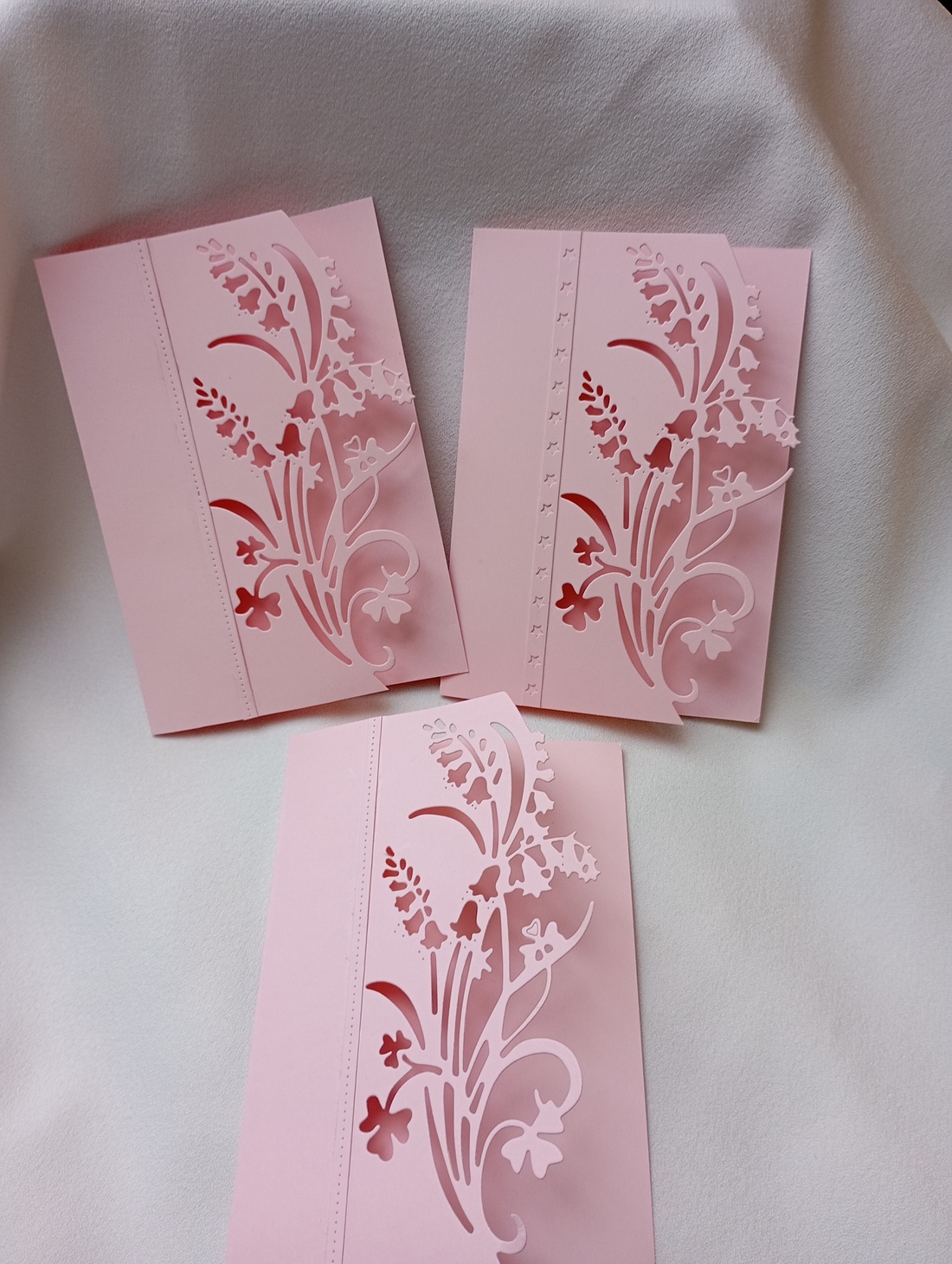 Felicitare roz, decupata, cu flori de primavara - casă & stil de viață - produse de papetărie - invitații, felicitări - Artynos.ro