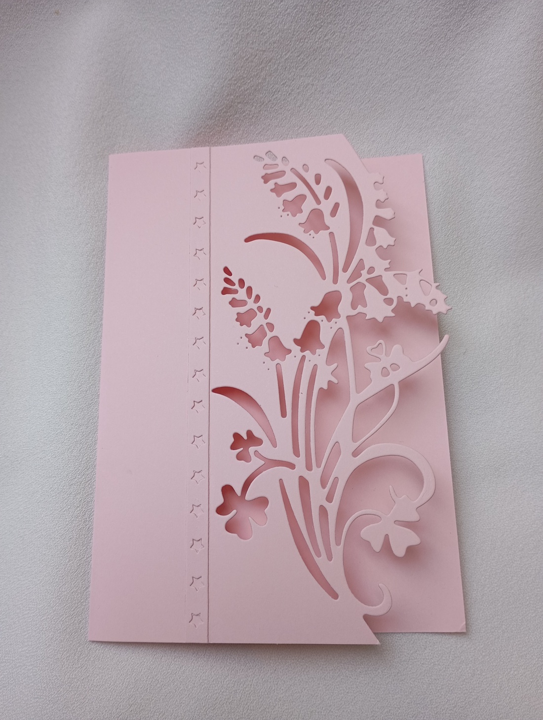 Felicitare roz, decupata, cu flori de primavara - casă & stil de viață - produse de papetărie - invitații, felicitări - Artynos.ro