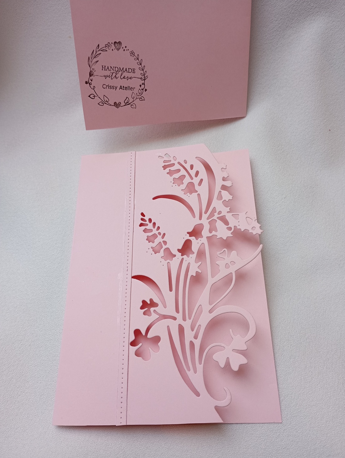 Felicitare roz, decupata, cu flori de primavara - casă & stil de viață - produse de papetărie - invitații, felicitări - Artynos.ro