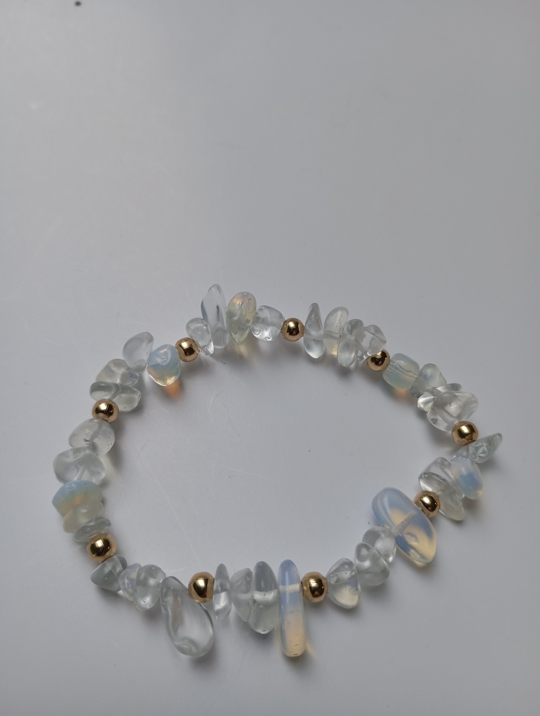 Bratara Alb/Aurie cu opal, opalit si margele placate cu aur - bijuterii - brățări - brățări din pietre semiprețioase - Artynos.ro