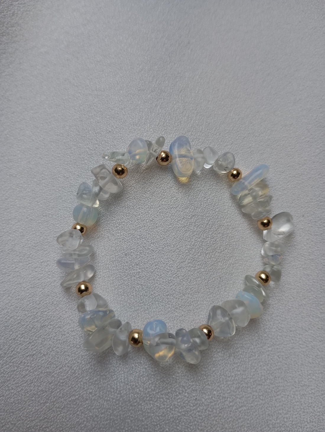 Bratara Alb/Aurie cu opal, opalit si margele placate cu aur - bijuterii - brățări - brățări din pietre semiprețioase - Artynos.ro