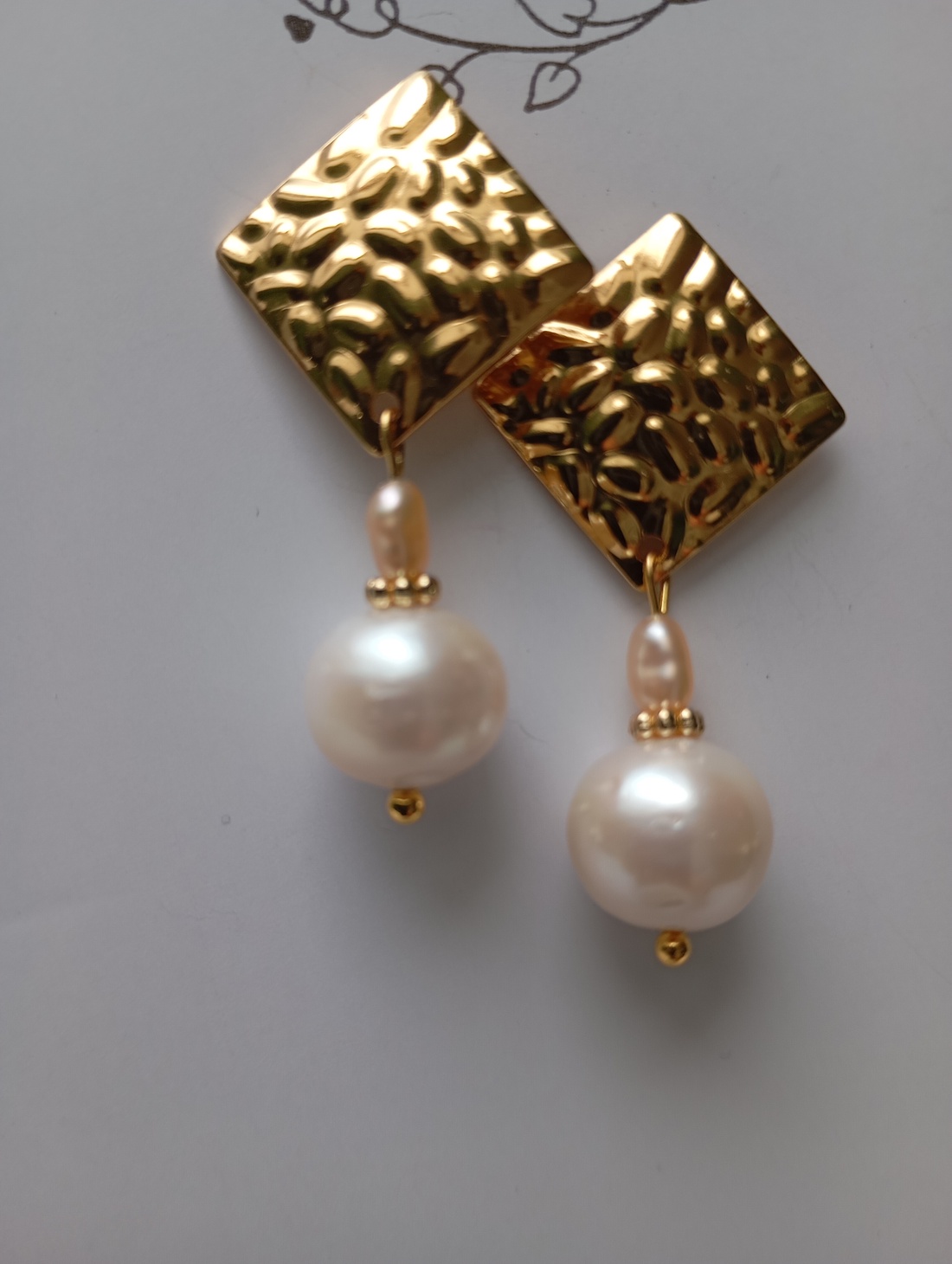 Cercei Chic! Cu Perle si tortita placata cu aur 18K - bijuterii - cercei - cercei din perle - Artynos.ro