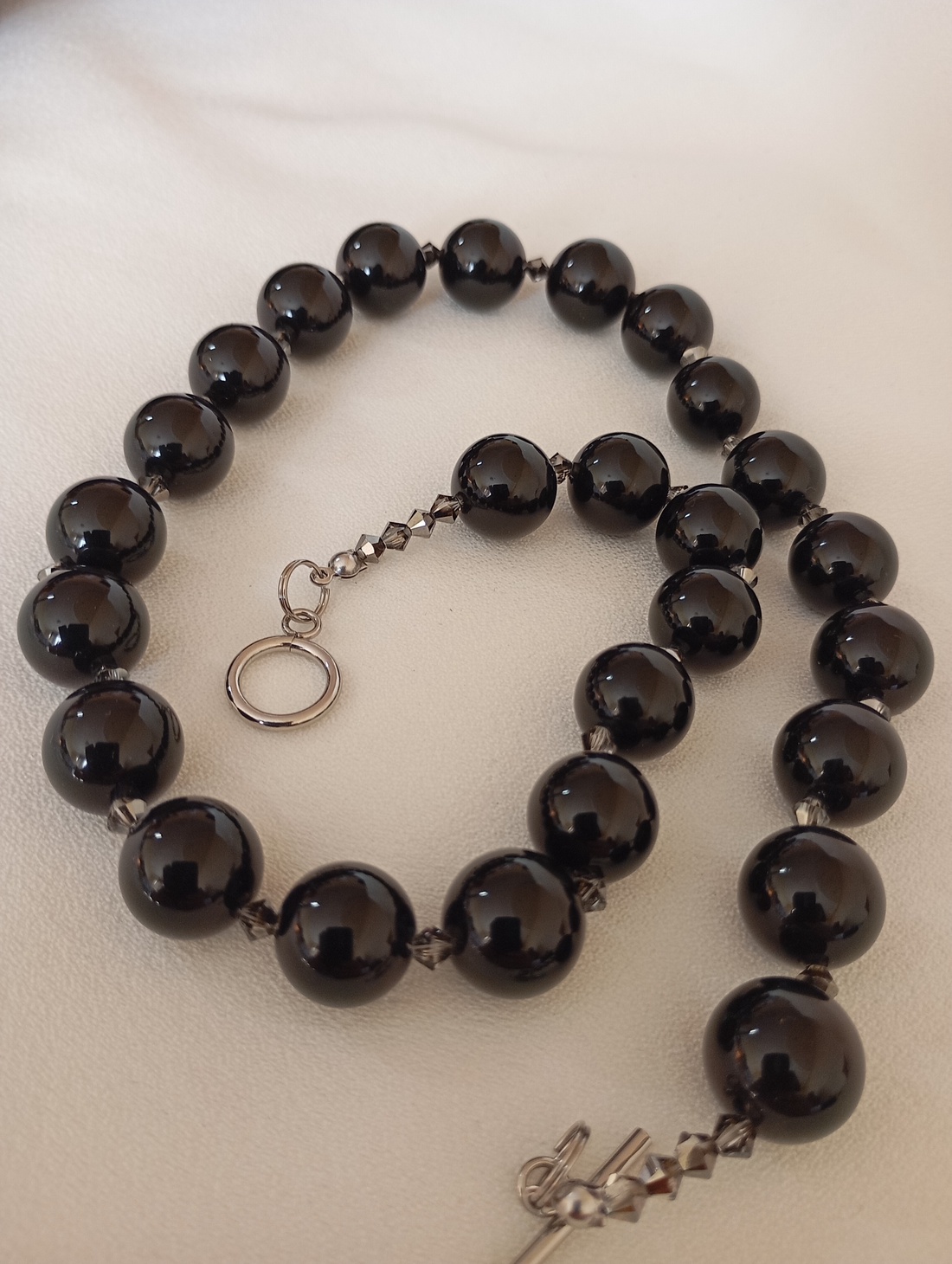 Set colier si cercei cu Onix sferic lucios 14mm si margele biconice Swarovski 2mm - bijuterii - seturi de bijuterii - Artynos.ro