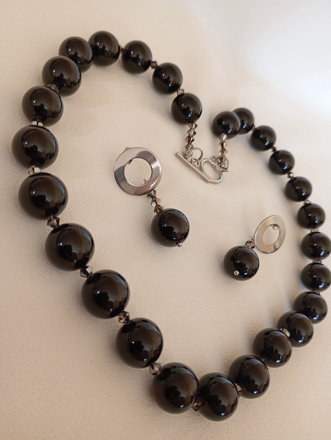 Set colier si cercei cu Onix sferic lucios 14mm si margele biconice Swarovski 2mm - bijuterii - seturi de bijuterii - Artynos.ro