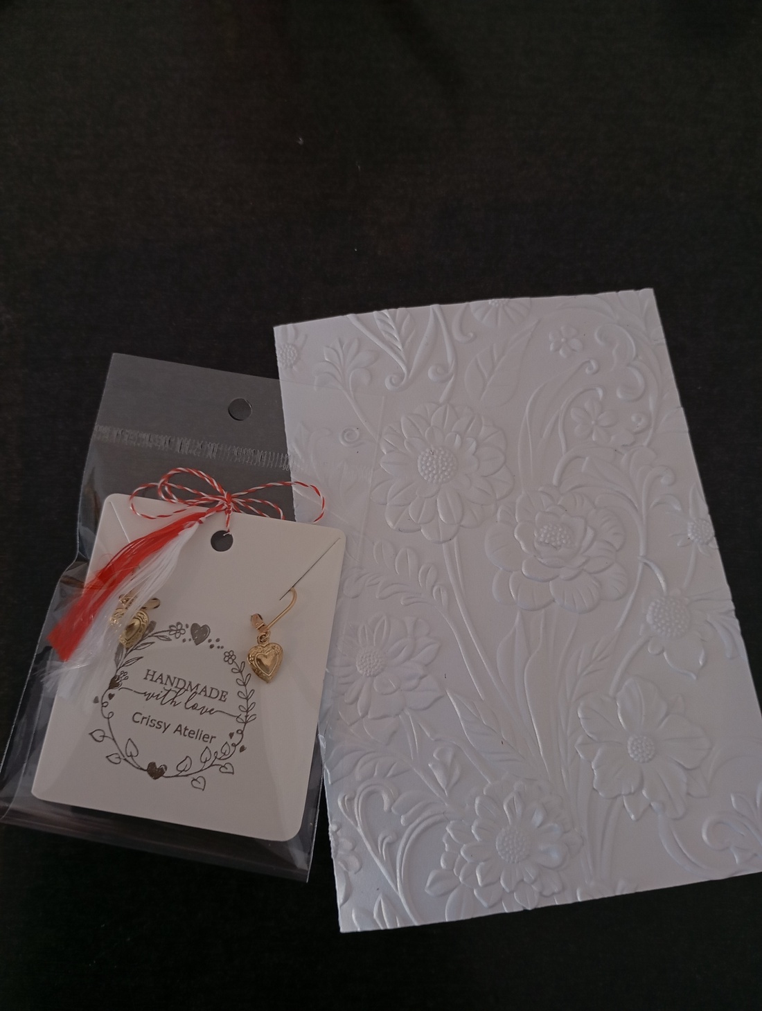 Martisor deosebit, cercei placati cu aur si felicitare embosata - bijuterii - cercei - cercei din mărgele - Artynos.ro