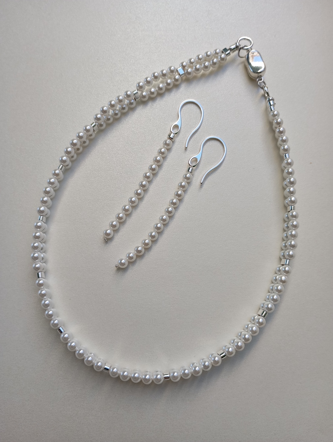 Set colier si cercei din scoica perlata si hematit placat cu argint 925 - bijuterii - coliere - coliere din pietre semiprețioase - Artynos.ro