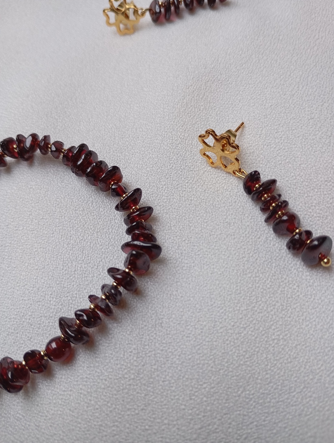 Cet bratara si cercei cu Granat si tortite placate cu aur 18K - bijuterii - seturi de bijuterii - Artynos.ro