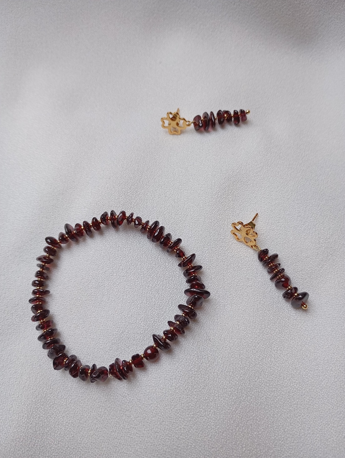 Cet bratara si cercei cu Granat si tortite placate cu aur 18K - bijuterii - seturi de bijuterii - Artynos.ro