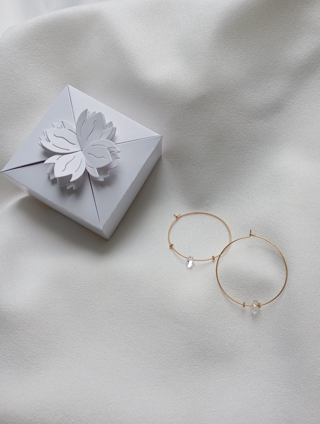 Cercei Loop 4 cm placati cu aur 18K si Swarovski Crystal - bijuterii - cercei - cercei din mărgele - Artynos.ro