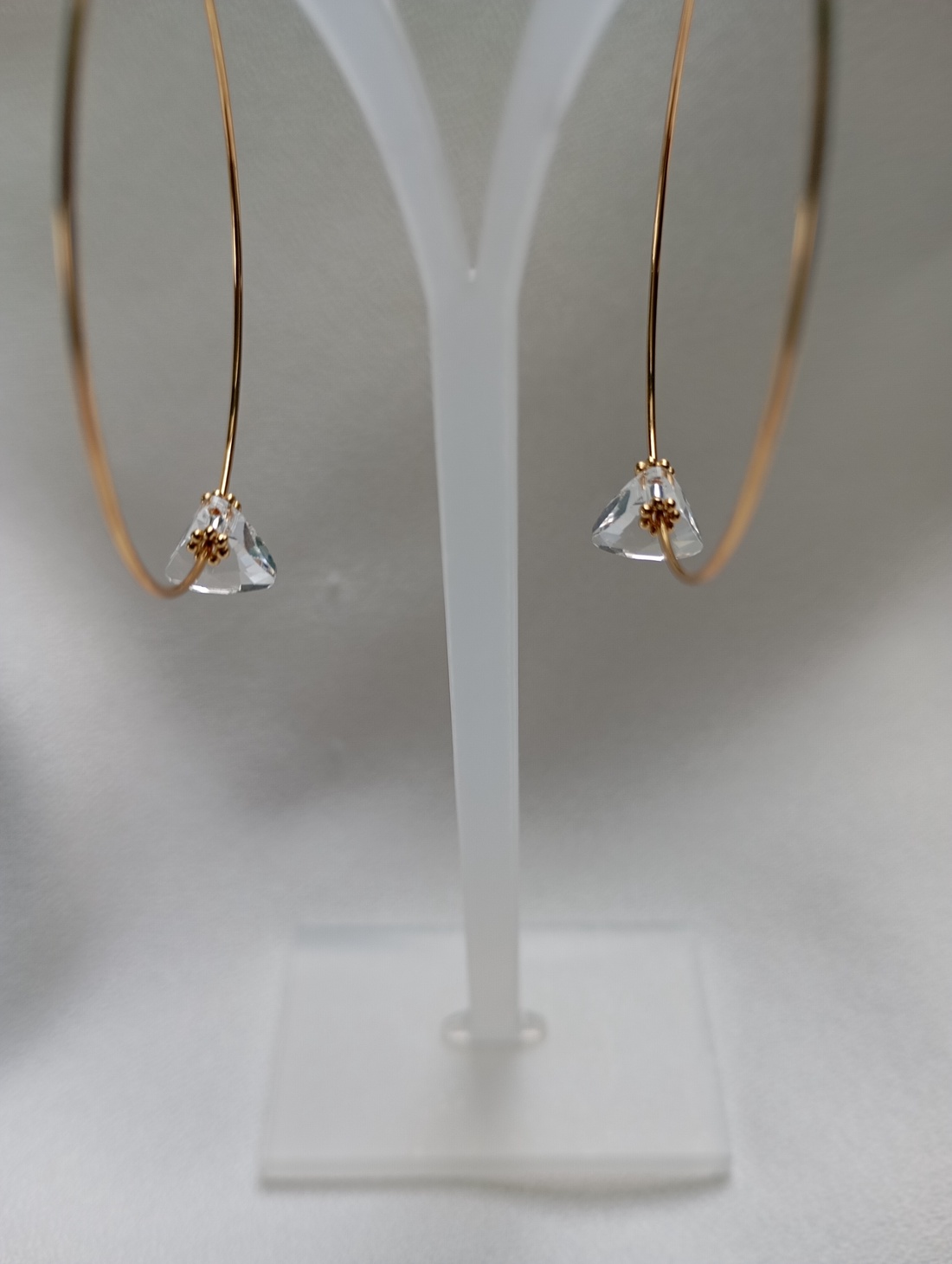 Cercei Loop 4 cm placati cu aur 18K si Swarovski Crystal - bijuterii - cercei - cercei din mărgele - Artynos.ro