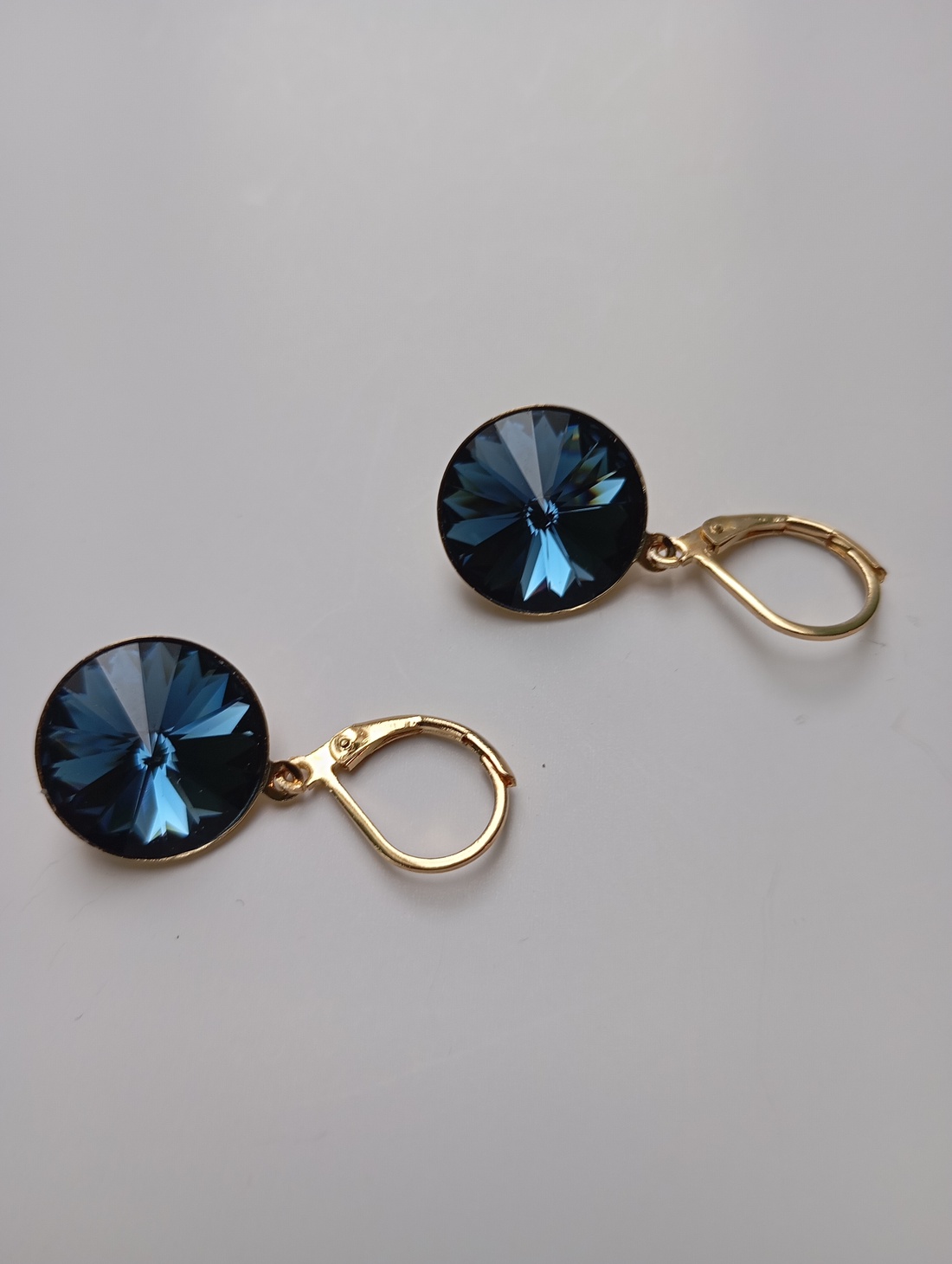 Cercei cu Swarovski Montana Blue 14mm si tortite placate cu aur 18K - bijuterii - cercei - cercei din mărgele - Artynos.ro