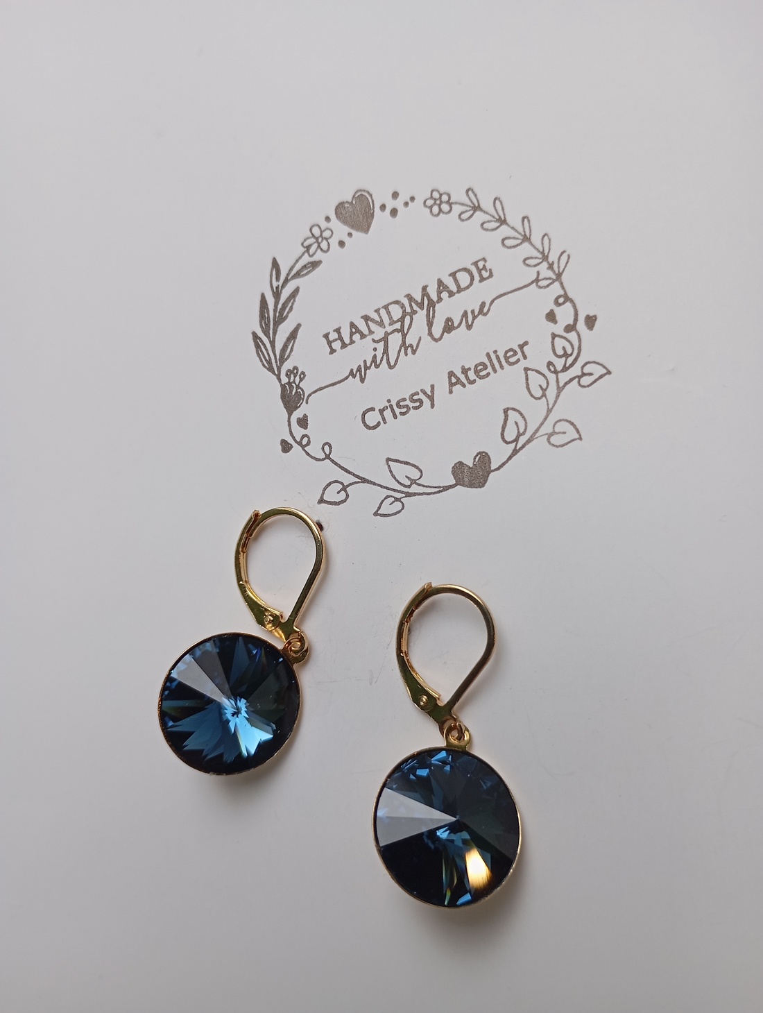 Cercei cu Swarovski Montana Blue 14mm si tortite placate cu aur 18K - bijuterii - cercei - cercei din mărgele - Artynos.ro