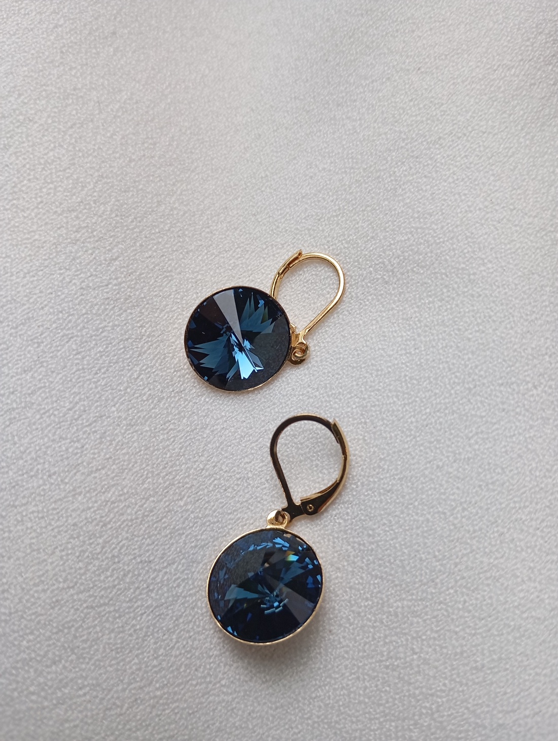 Cercei cu Swarovski Montana Blue 14mm si tortite placate cu aur 18K - bijuterii - cercei - cercei din mărgele - Artynos.ro