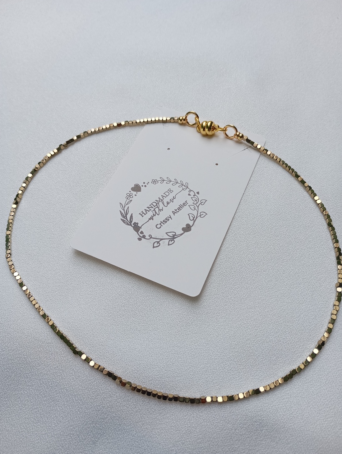 Colier cu Hematit auriu 2mm si inchidere magnetica - bijuterii - coliere - chockere - Artynos.ro