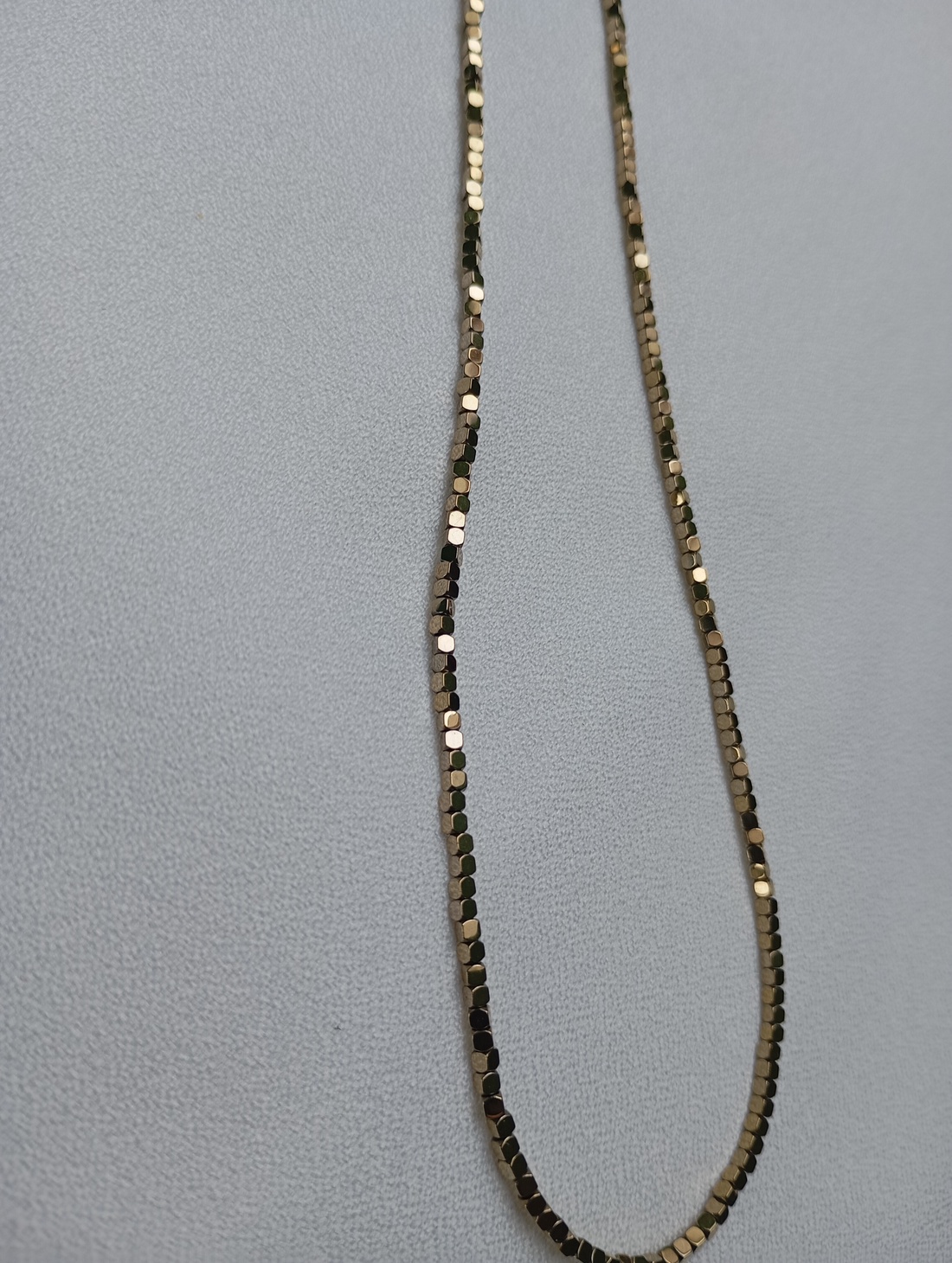 Colier cu Hematit auriu 2mm si inchidere magnetica - bijuterii - coliere - chockere - Artynos.ro