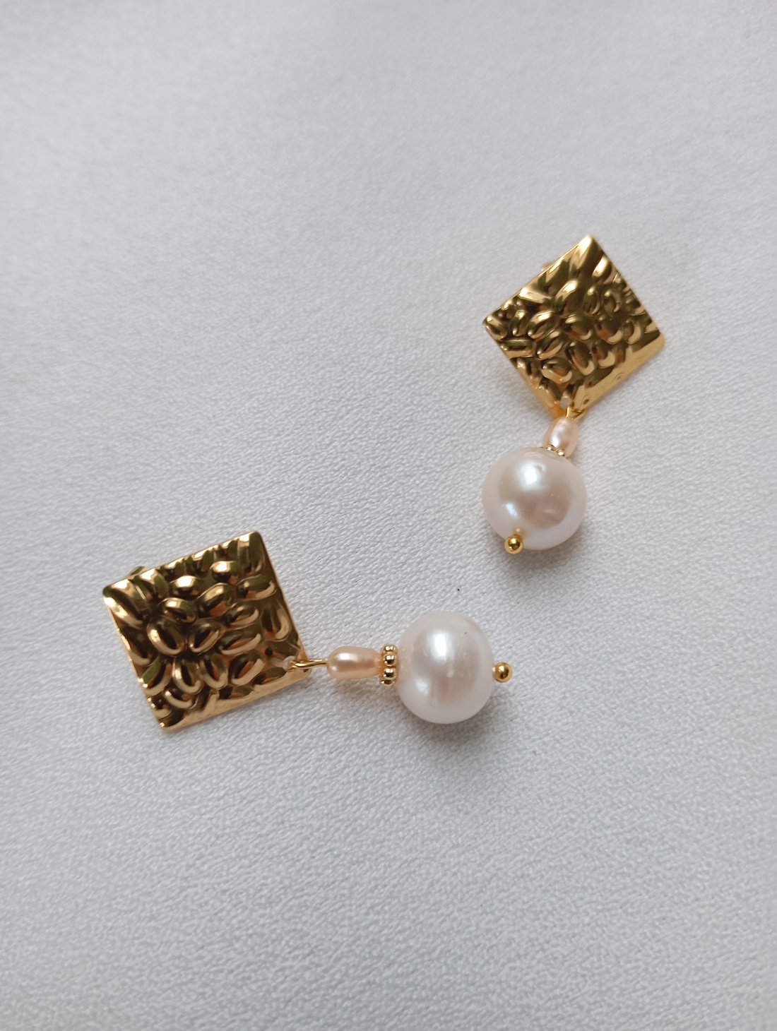 Cercei cu 2 perle si tortite placate cu aur 18K - bijuterii - cercei - cercei din perle - Artynos.ro