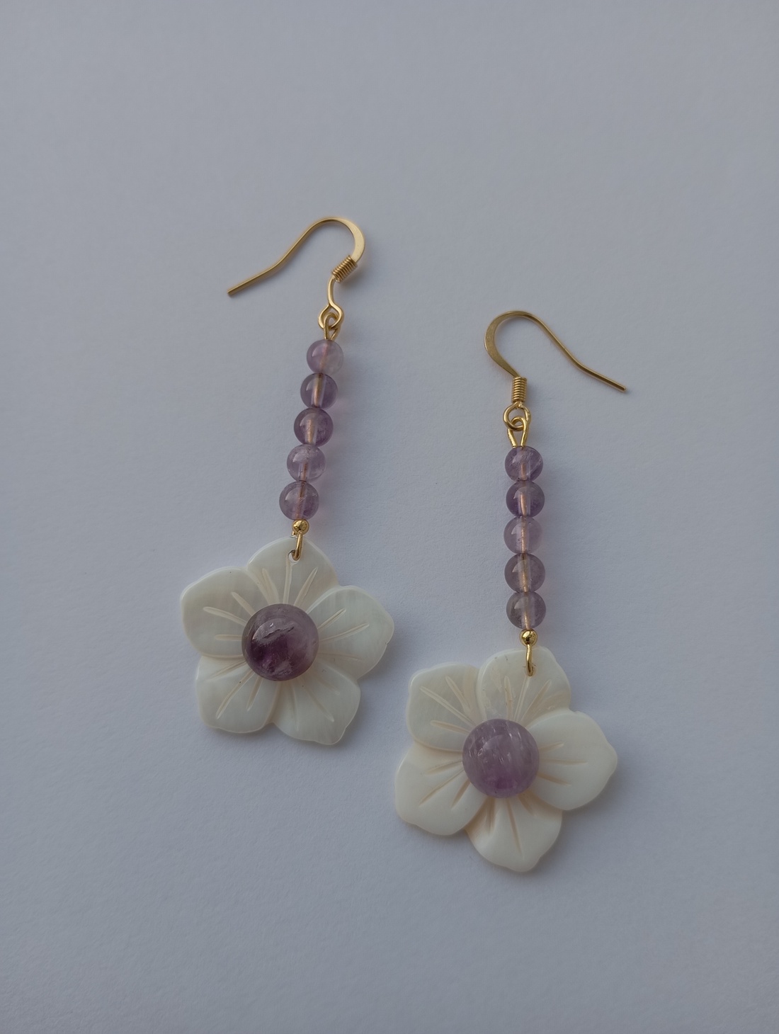 Cercei Floare Sidef cu ametist si tortite placate cu aur 18K - bijuterii - cercei - cercei din pietre semiprețioase - Artynos.ro