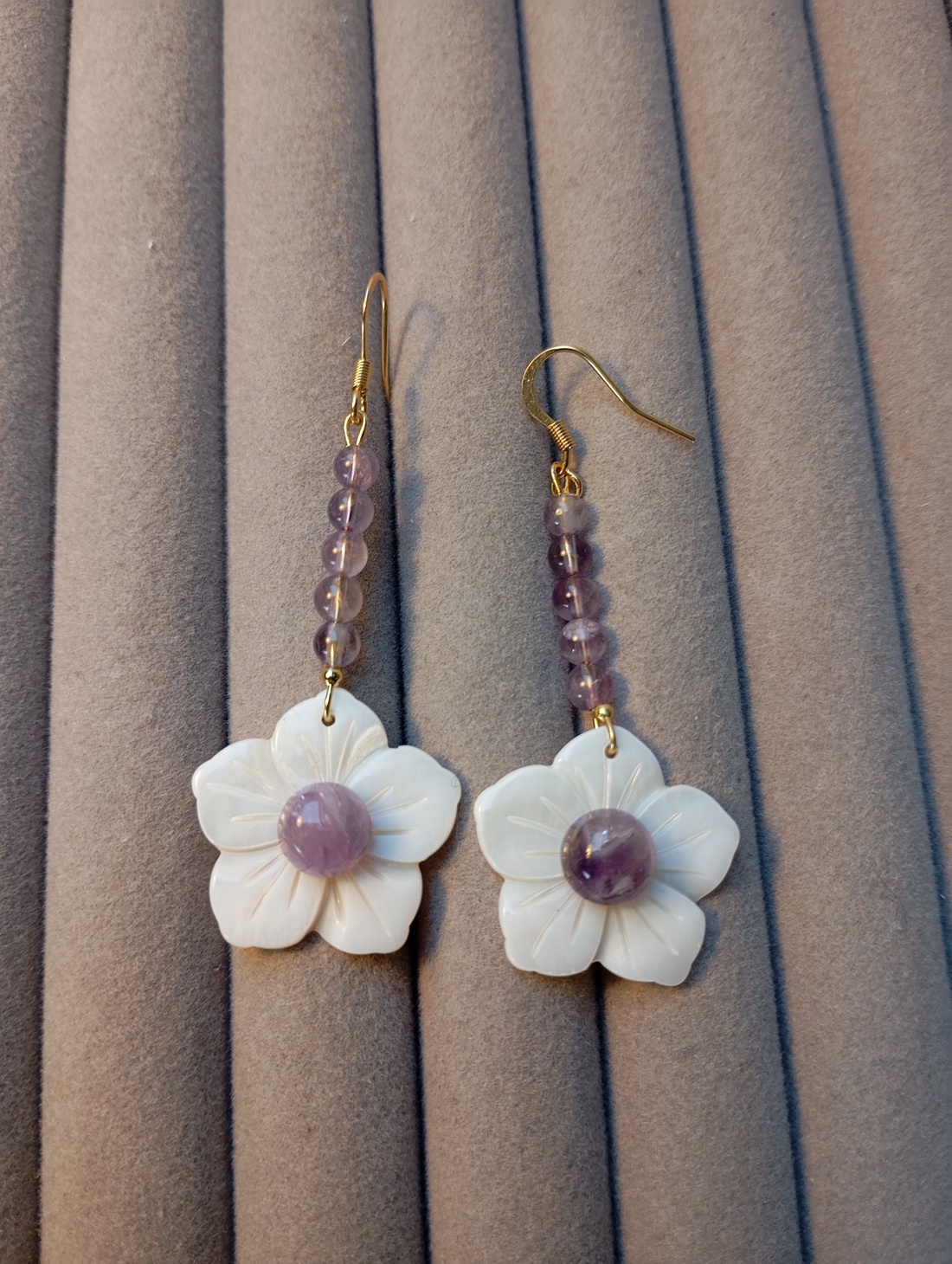 Cercei Floare Sidef cu ametist si tortite placate cu aur 18K - bijuterii - cercei - cercei din pietre semiprețioase - Artynos.ro