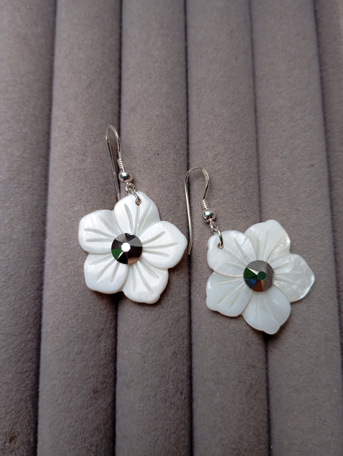 Cercei Floare Sidef cu cristal Swarovski si tortite din argint 925 - bijuterii - cercei - cercei din argint - Artynos.ro