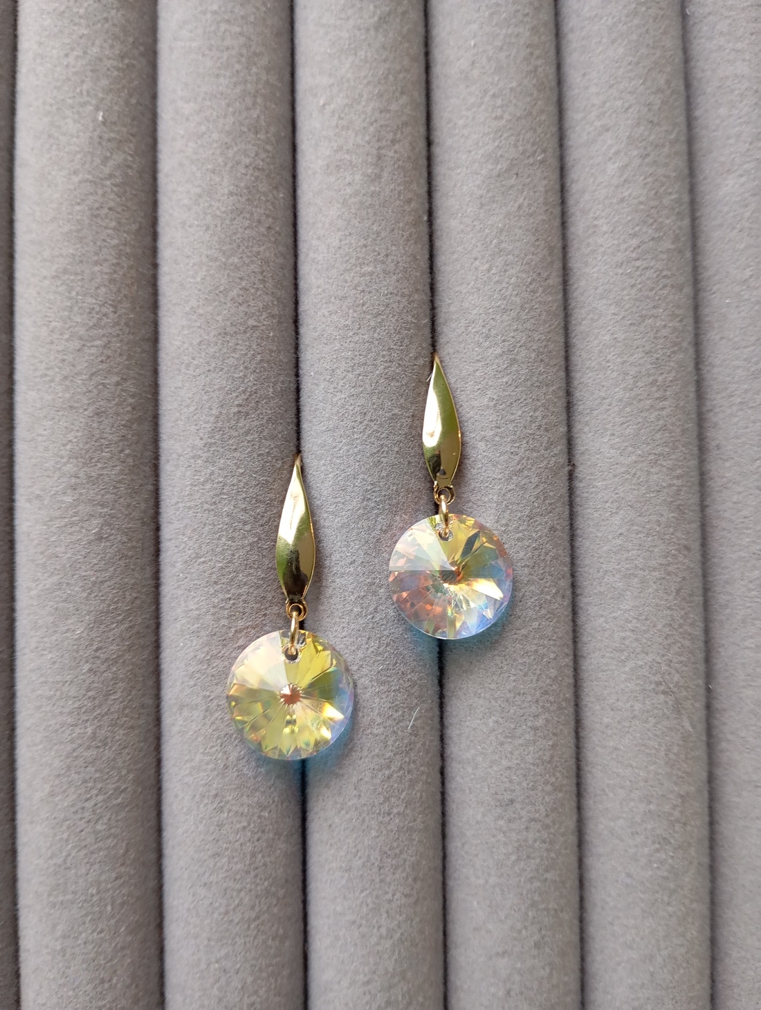 Cercei cu cristal Preciosa 14mm si tortite placate cu aur 18K - bijuterii - cercei - cercei din mărgele - Artynos.ro