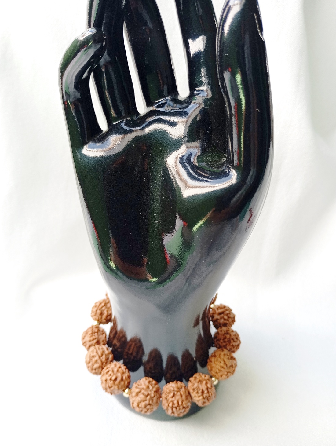 Bratara barbateasca cu seminte Rudraksha si margele placate cu aur 18K - bijuterii - brățări - brățări din mărgele - Artynos.ro