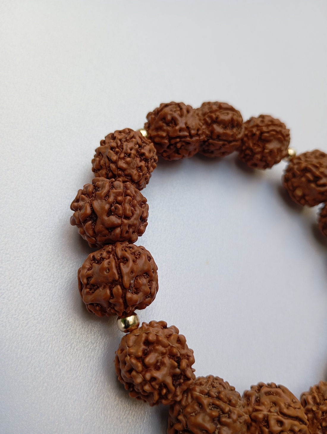 Bratara barbateasca cu seminte Rudraksha si margele placate cu aur 18K - bijuterii - brățări - brățări din mărgele - Artynos.ro