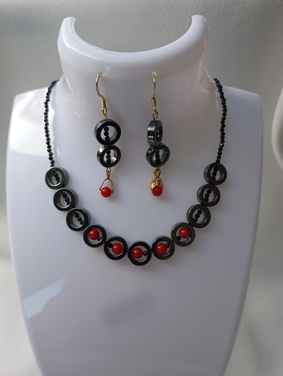 Set cu Coral rosu, Spinel si Hematit negru - bijuterii - seturi de bijuterii - Artynos.ro