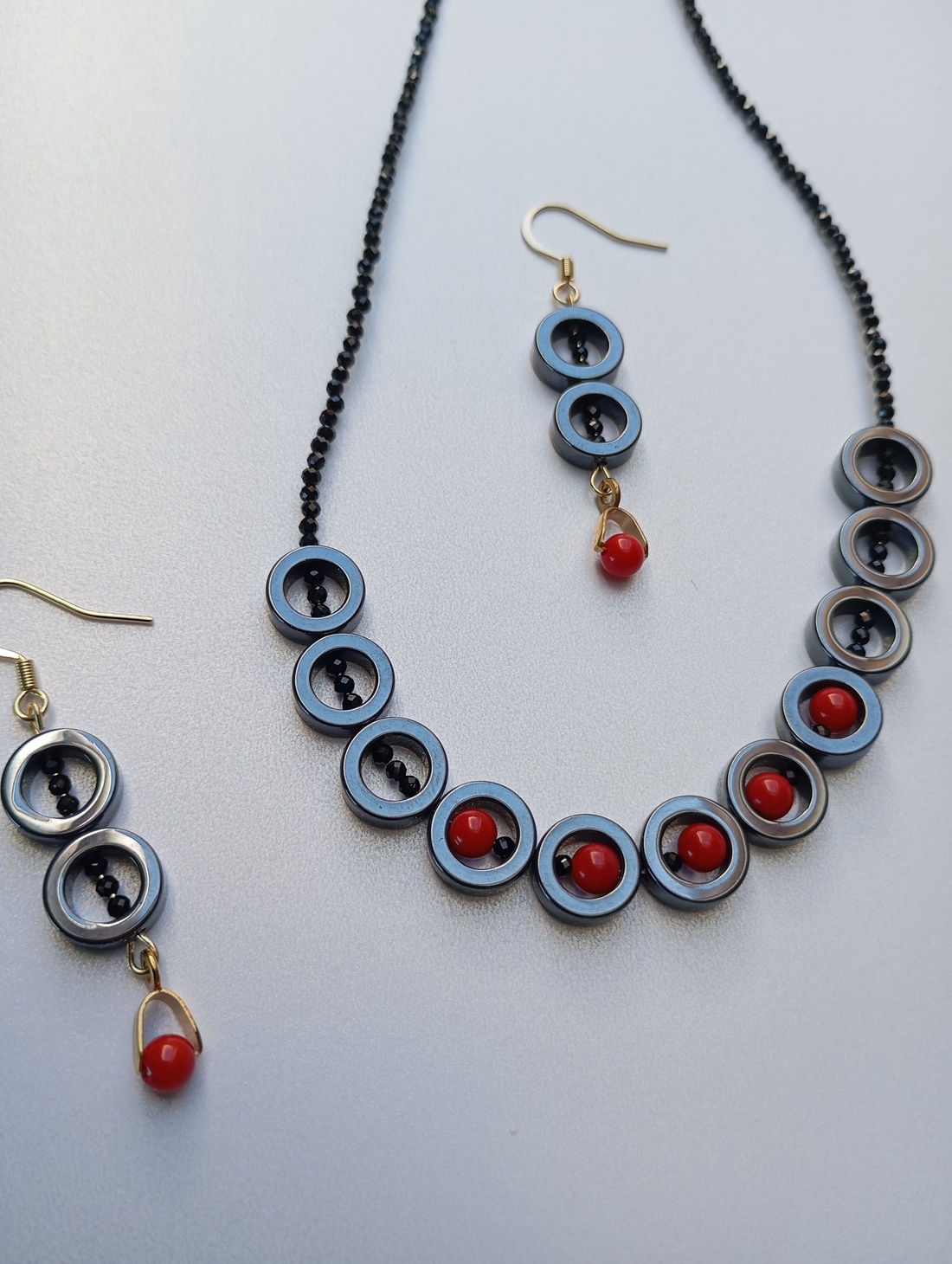 Set cu Coral rosu, Spinel si Hematit negru - bijuterii - seturi de bijuterii - Artynos.ro