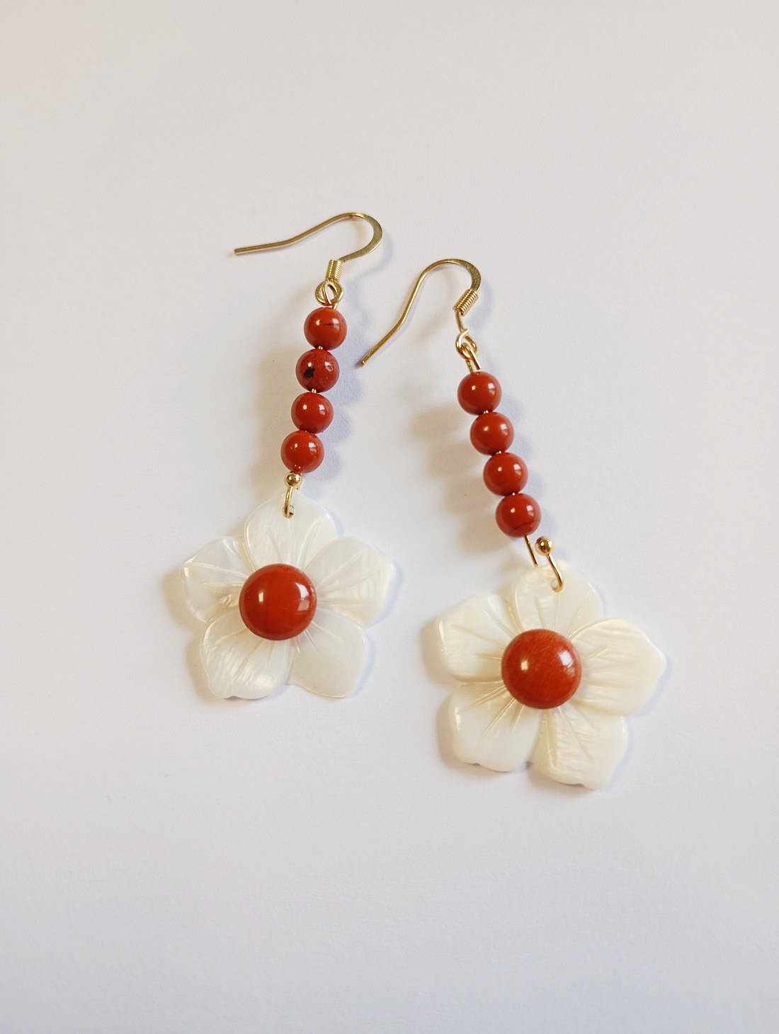 Cercei cu Sidef si Jasp rosu caramiziu - bijuterii - cercei - cercei din pietre semiprețioase - Artynos.ro