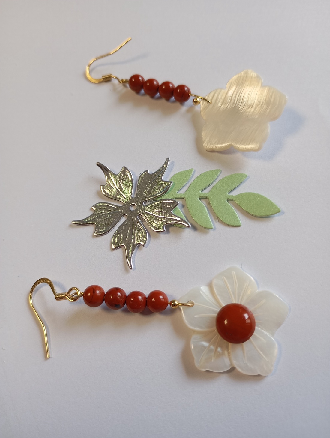 Cercei cu Sidef si Jasp rosu caramiziu - bijuterii - cercei - cercei din pietre semiprețioase - Artynos.ro