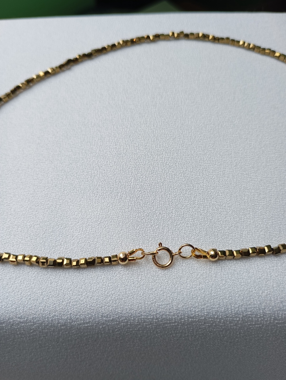 Coluer cu Hematit auriu 3mm cu inchizatoare placata cu aur gold filled - bijuterii - coliere - coliere din pietre semiprețioase - Artynos.ro