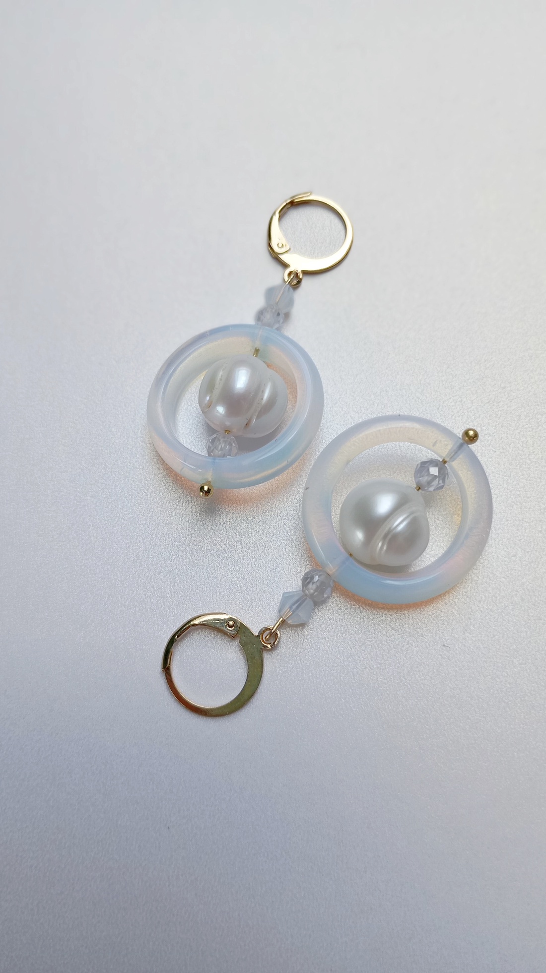 Cercei cu cerc de Opal 2cm, perla de cultura si cubic zirconia, tortite placate cu aur 18K - bijuterii - cercei - cercei din pietre semiprețioase - Artynos.ro