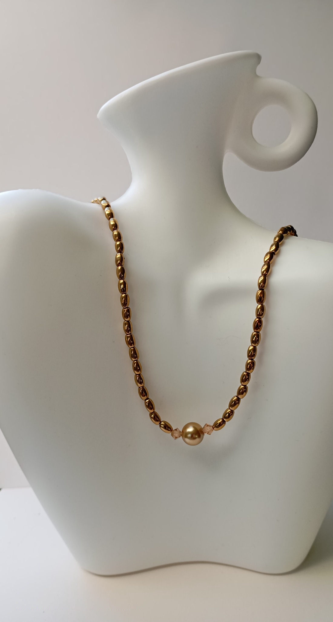 Colier rafinat auriu cu Hematit, Perla de Mallorca si Swarovski - bijuterii - coliere - coliere din mărgele - Artynos.ro