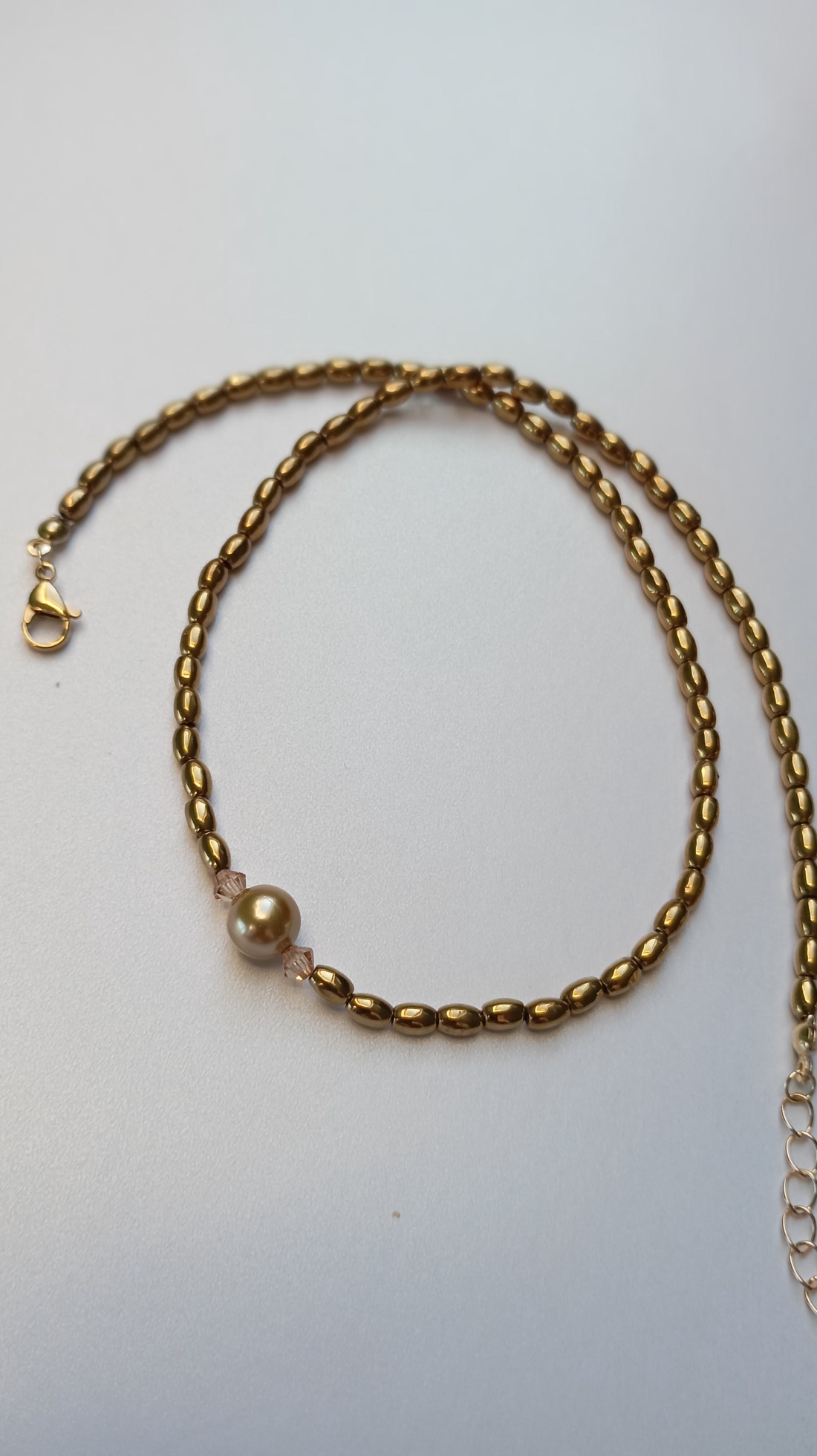 Colier rafinat auriu cu Hematit, Perla de Mallorca si Swarovski - bijuterii - coliere - coliere din mărgele - Artynos.ro
