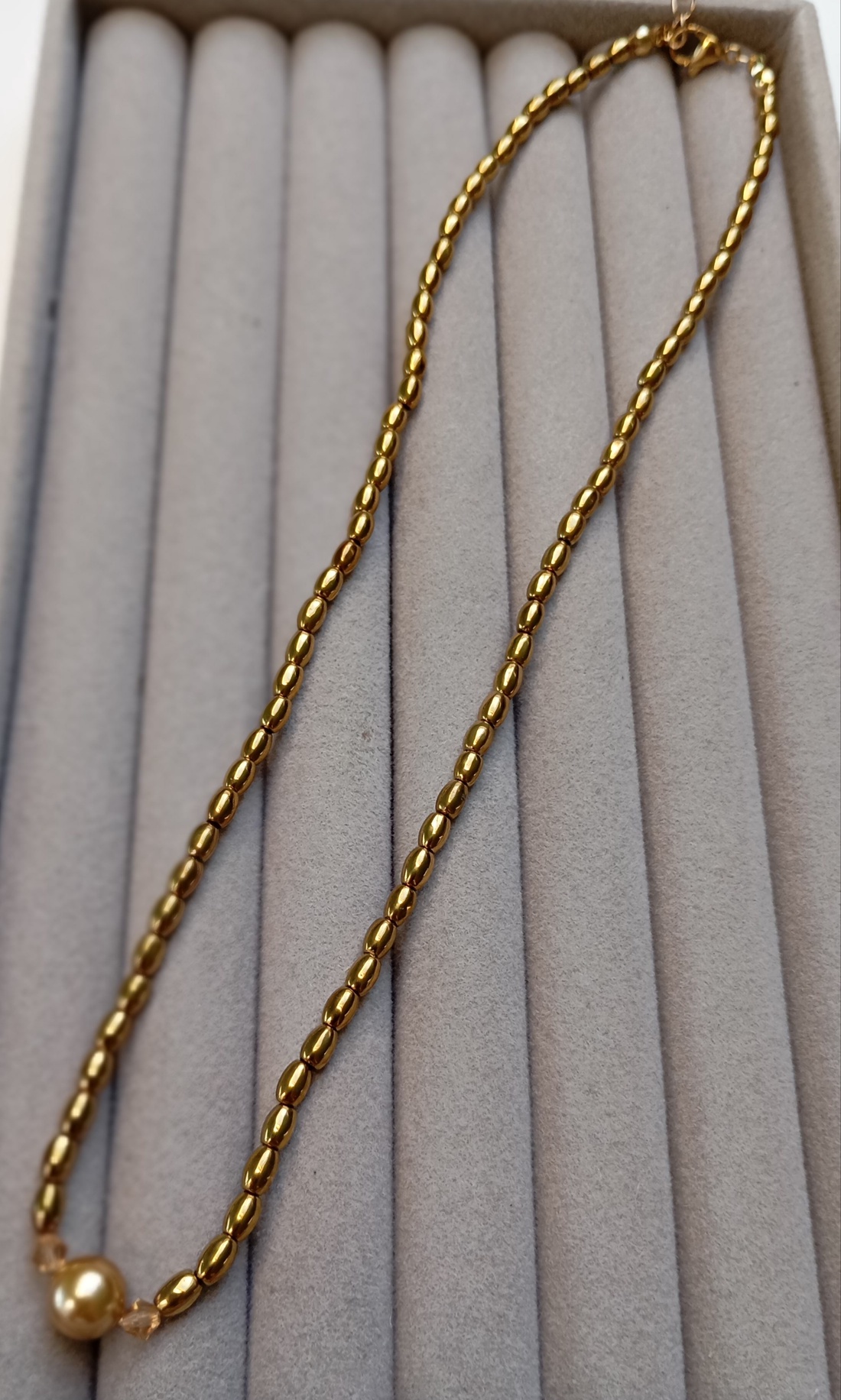 Colier rafinat auriu cu Hematit, Perla de Mallorca si Swarovski - bijuterii - coliere - coliere din mărgele - Artynos.ro