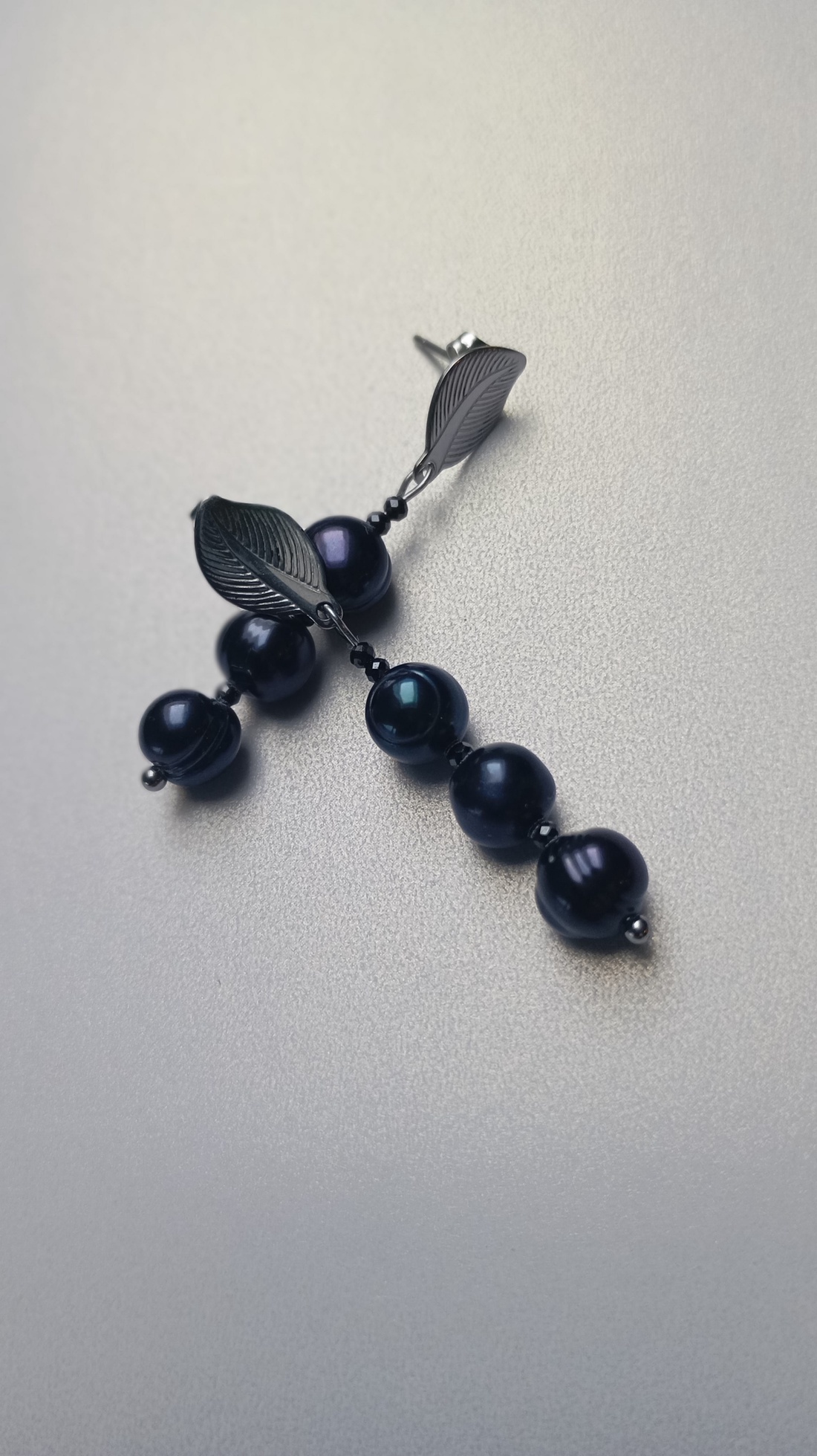 Cercei rebeli cu Perle negre 6-7mm si cubic zirconiu fatetat - bijuterii - cercei - cercei din perle - Artynos.ro