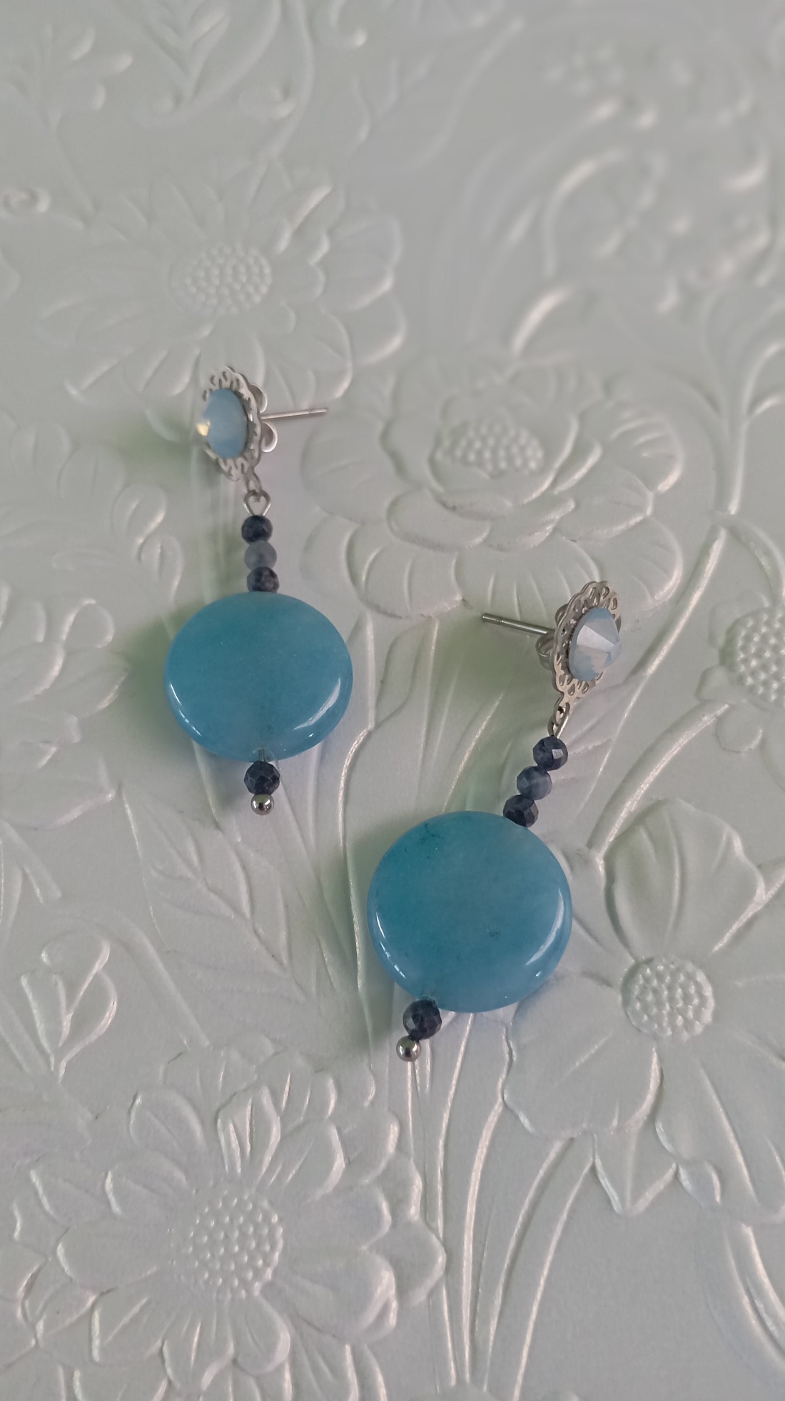 Cercei albastri cer senin cu Calcedonie, Safir si Swarovski - bijuterii - cercei - cercei din pietre semiprețioase - Artynos.ro