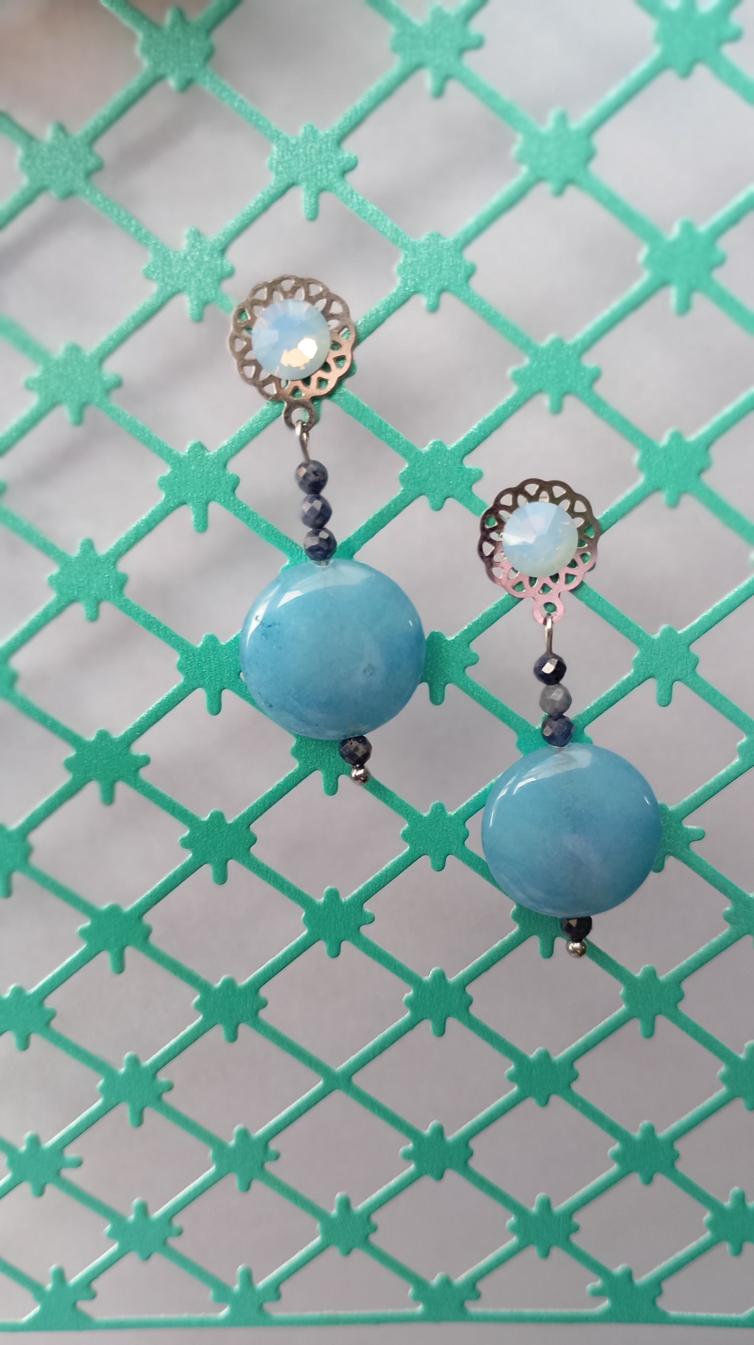 Cercei albastri cer senin cu Calcedonie, Safir si Swarovski - bijuterii - cercei - cercei din pietre semiprețioase - Artynos.ro